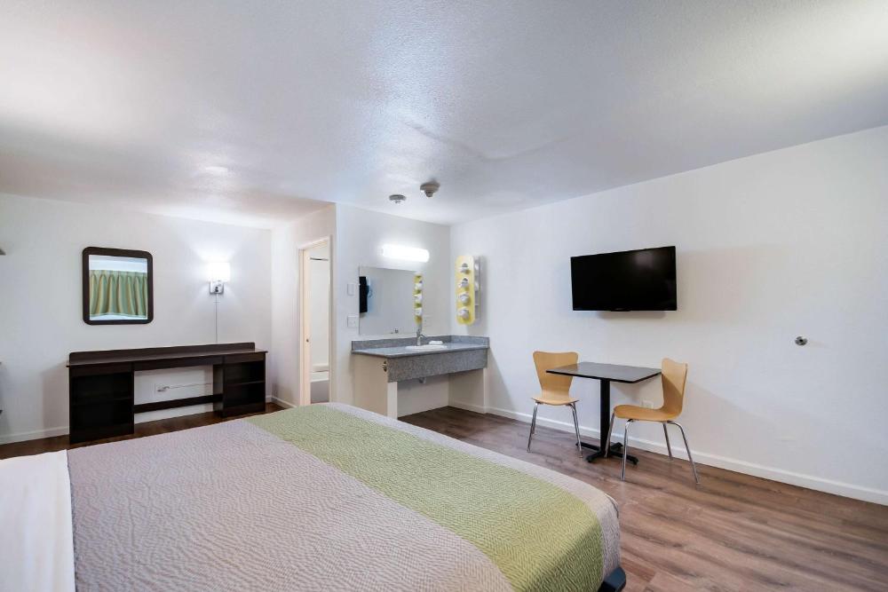 Deluxe Double Room - Non-Smoking interior