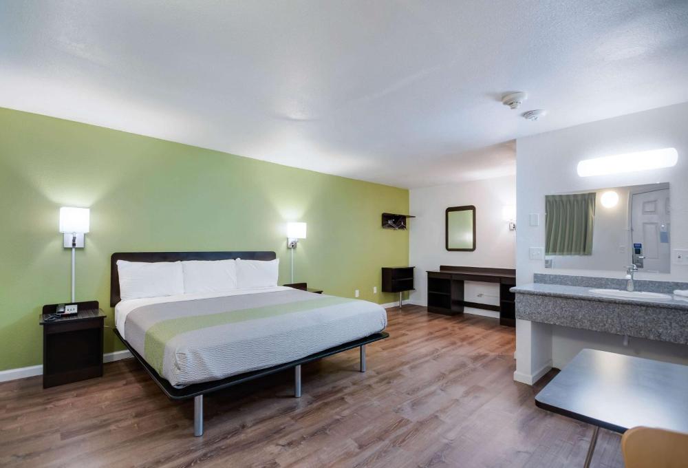 Deluxe King Room - Non-Smoking interior
