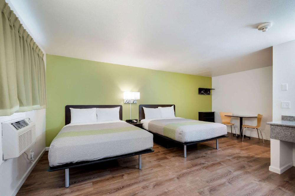 Deluxe Queen Room with Two Queen Beds - Non-Smoking interior